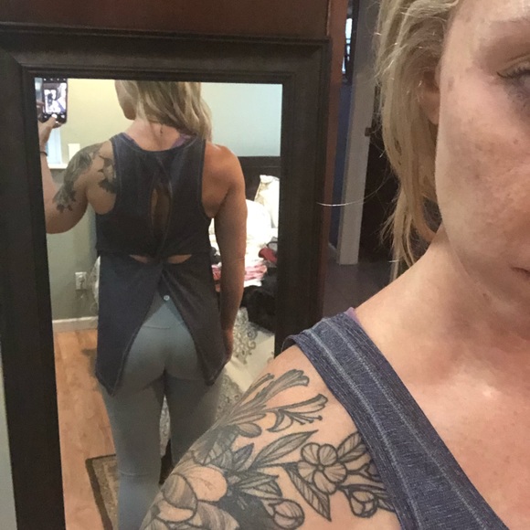 Lululemon top with open back - Picture 2 of 3